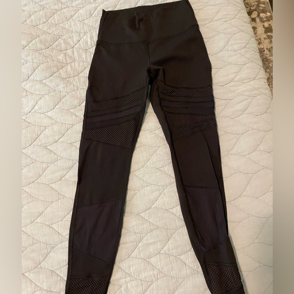 lululemon black mesh paneling leggings